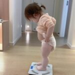 The funniest photo of a baby stepping on a scale ever made everyone laugh