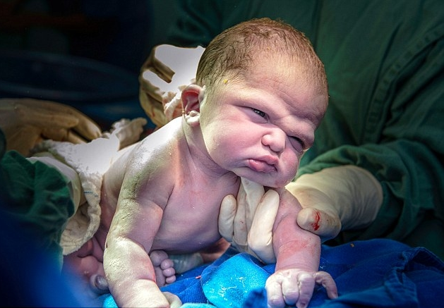 The adorable moment of a newly born baby makes the online community burst into laughter!