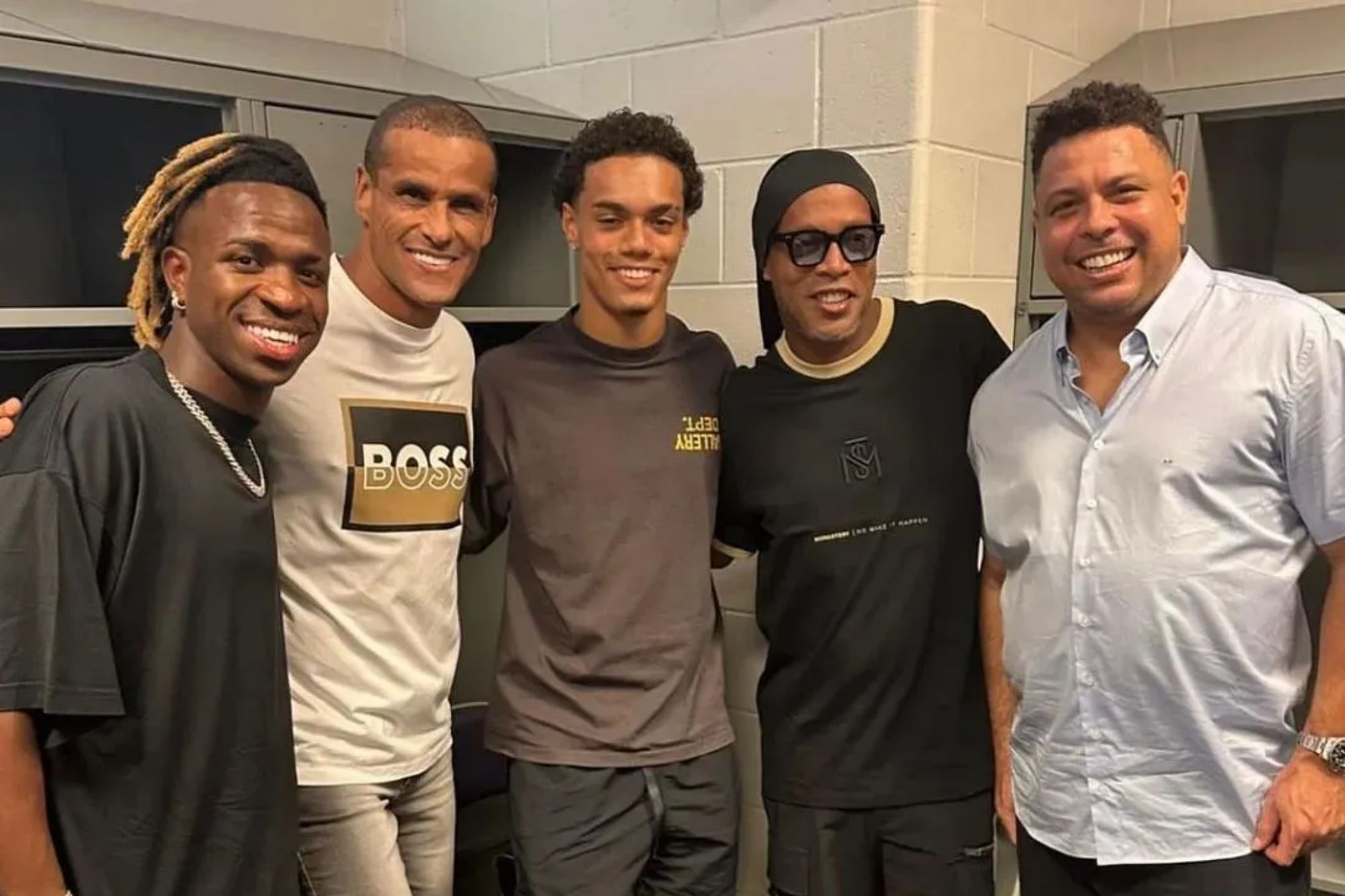 Después del partido benéfico en Orlando, Vinicius, Rivaldo, Joao Mendes, Ronaldinho y Ronaldo se unen.