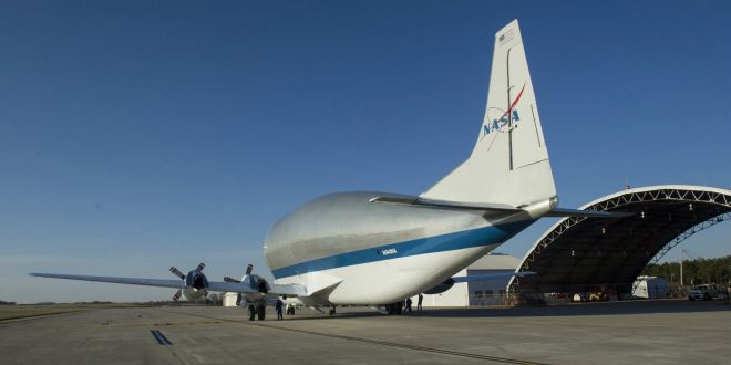 Un súper avión de carga es capaz de transportar las cargas más grandes de equipos y vehículos de la NASA.