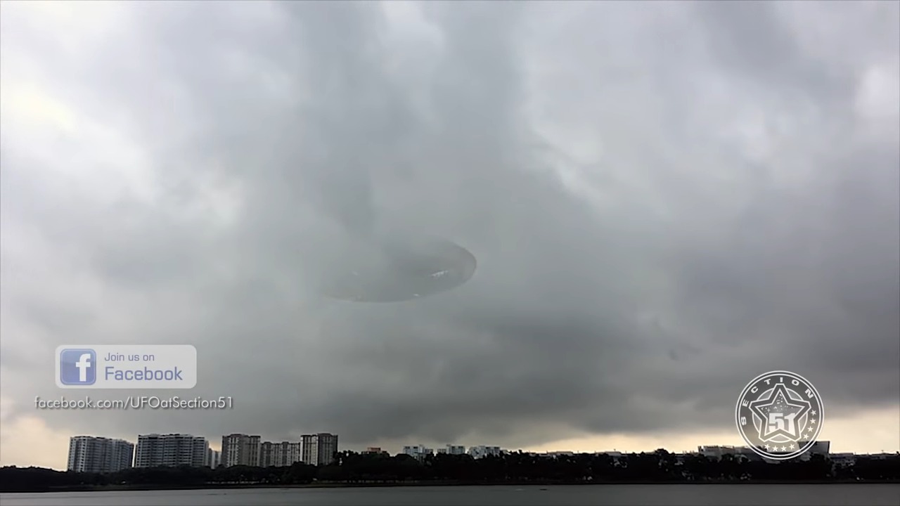 Nave espacial gigante acercándose a la tierra capturada por la Estación Espacial Internacional escondida en las nubes (VIDEO)