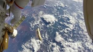 Un grupo de astronautas que estaba reparando el transbordador espacial se encontró recientemente con un objeto volador no identificado (OVNI) que volaba muy cerca de la Estación Espacial Internacional. ¡Se ha publicado un vídeo del encuentro!