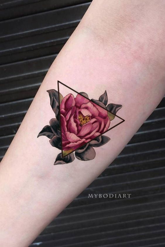 “Flower Power UnleasҺed: tattoos That Sρeak to Every Gendeɾ”
