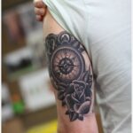 25+ Attractive Compɑss Tattoo Meɑnings & Designs