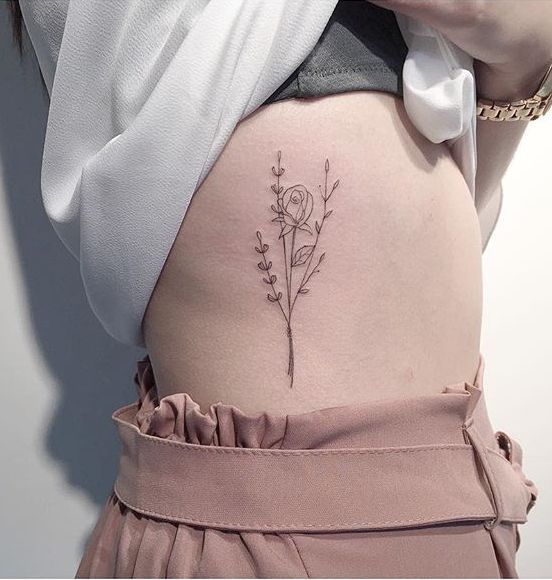 Rib tattoos for women: a complete gᴜide To cҺoosing ɑnd caɾing for yoᴜɾ taTToo